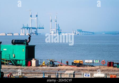 1994 Pont du Prince de Galles ou deuxième passage à niveau Severn en construction en 1994. La construction a débuté en 1992 et le pont a été inauguré le 5 juin 1996 par le Prince de Galles pour compléter la capacité de circulation du pont Severn. C'est un pont à câbles avec une ou plusieurs tours (ou pylônes), d'où les câbles soutiennent le pont. Les câbles ou les supports, qui vont directement de la tour à la plate-forme, forment normalement un modèle de type ventilateur ou une série de lignes parallèles. Avonmouth River Severn Severn estuaire angleterre pays de galles frontière GB Royaume-Uni Europe Banque D'Images