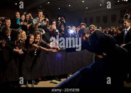 Le président Barack Obama s'adresse à accueillir les membres de l'audience à la suite de remarques faites au Lehigh Carbon Community College de Schnecksville, Pennsylvanie, le 4 décembre 2009. Banque D'Images