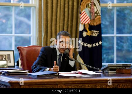 Le président Barack Obama s'entretient au téléphone avec le président russe Dmitry Medvedev dans le Bureau ovale, avant que les deux dirigeants n'aient publié une déclaration commune sur leur coopération continue sur le nouveau traité START, le 4 décembre 2009. Banque D'Images