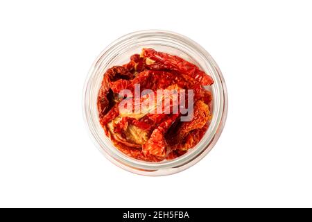 Gros plan sur les tomates séchées italiennes. Image isolée de tomates séchées dans un pot en verre sur fond blanc. Banque D'Images