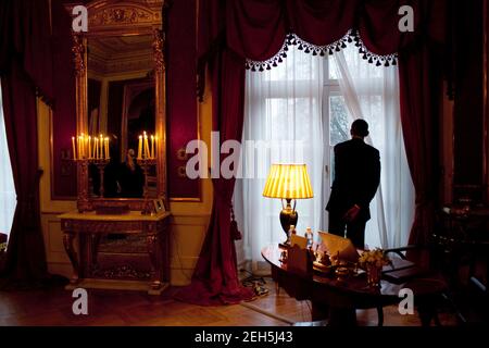 Le président Barack Obama regarde une fenêtre au palais royal de Norvège de Slottet à la suite de sa rencontre avec le roi Harald V et la reine Sonja à Oslo, en Norvège, le 10 décembre 2009. Banque D'Images