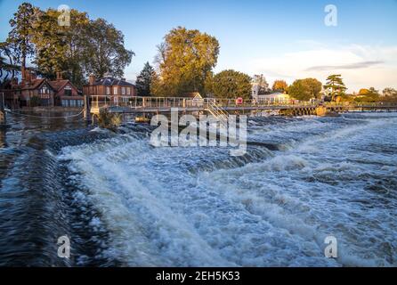 Marlow Weir sur la Tamise, Angleterre Banque D'Images