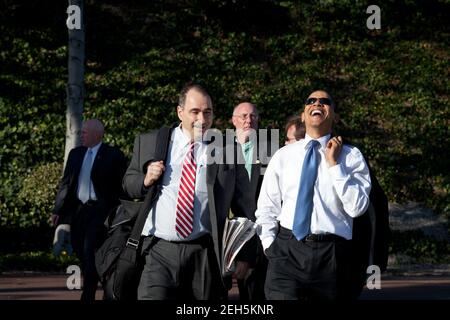 Le président Barack Obama rit en marchant avec le conseiller principal David Axelrod à la suite d'un événement à l'hôtel de ville de Costa Mesa, à la foire et à l'ampli d'OC ; au centre d'événements de Costa Mesa, en Californie, le 18 mars 2009. Banque D'Images