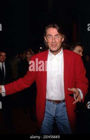 Joel Schumacher participe à la première hollywoodienne « Flatliners » le 6 août 1990 au Mann's Chinese Theatre à Hollywood, en Californie. Crédit: Ralph Dominguez/MediaPunch Banque D'Images