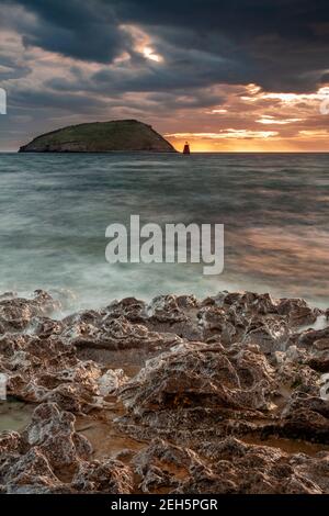 Puffin Island sous un ciel orageux, Anglesey, pays de Galles du Nord Banque D'Images