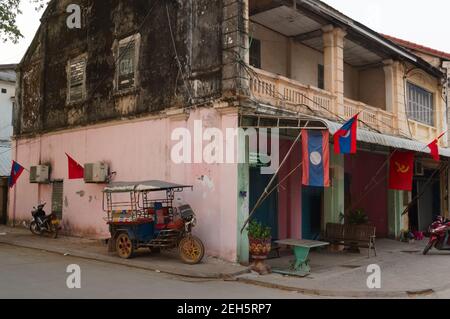 Thak Hek, Laos - avril 2015 : tuk tuk traditionnel au Laos le long du mur sur la rue Banque D'Images