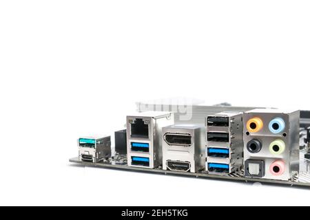 Ports arrière de la carte mère et connecteurs isolés sur fond blanc avec copier l'espace Banque D'Images