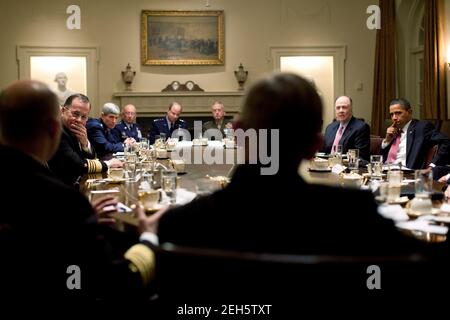 Le président Barack Obama rencontre les commandants des combattants, dont le président des chefs d'état-major interarmées, l'amiral Mike Mullen, à gauche, dans la salle du Cabinet de la Maison Blanche, le 11 janvier 2010. Banque D'Images