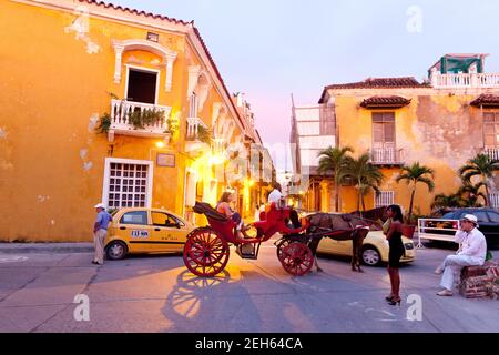 Colombie Cartagena regardant dans la partie coloniale de la ville au crépuscule des murs de la ville. Promenade en calèche dans la ville au coucher du soleil Banque D'Images