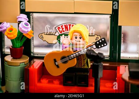 Tambov, Fédération De Russie - 03 Janvier 2020 Lego Ideas Central Perk Set. LEGO Phoebe Buffay minifure en train de jouer des chansons sur guitare à Central Perk Ca Banque D'Images