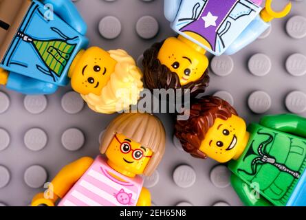 Tambov, Fédération de Russie - 17 janvier 2021 quatre enfants Lego sont minifures sur fond de plaque de base grise. Banque D'Images