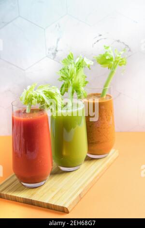 Jus de légumes délicieux et sains à base de carottes, de céleri et de carottes. Banque D'Images