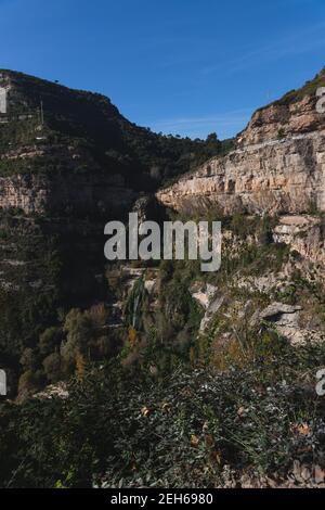 Paysage de la cascade de Sant Miquel del Fai en Catalogne, Espagne. Journée ensoleillée dans le parc naturel Banque D'Images