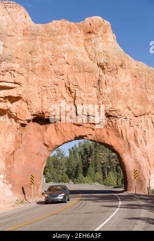 RED CANYON, UT - 26 MAI 2012. Bryce Canyon Gateway, une arche de la route de Red Canyon sur la route de Bryce Canyon, Utah, États-Unis Banque D'Images