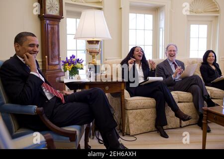 Le président Barack Obama rit lors d'une réunion avec, de gauche à droite, le vice-chef de cabinet de la politique, Mona Sutphen, le conseiller de la Maison Blanche, Bob Bauer, et la directrice du Bureau de la réforme de la santé, Nancy-Ann DeParle, dans le Bureau ovale, le 12 février 2010. Banque D'Images