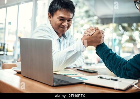 Deux hommes d'affaires en compétition à Arm Wrestling Banque D'Images