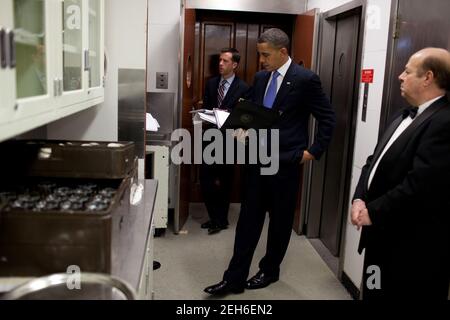 Le président Barack Obama attend dans le Pantry des Butlers avant d'être présenté lors de la réunion de l'Association des gouverneurs nationaux à la Maison Blanche, le 22 février 2010. Banque D'Images