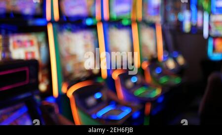 Les machines à sous défocused brillent dans le casino sur le fabuleux Las Vegas Strip, Etats-Unis. Machines à sous à jackpot de jeu flou dans l'hôtel près de Fremont Street. Néon lumineux Banque D'Images