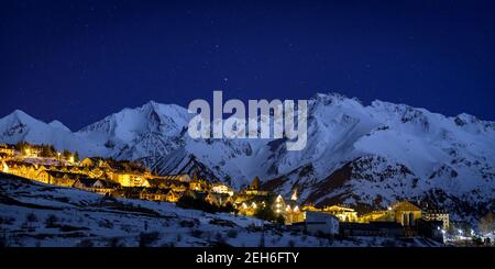 La station de ski de Formigal et la vallée de Tena en hiver (Aragon, Pyrénées, Espagne) Banque D'Images