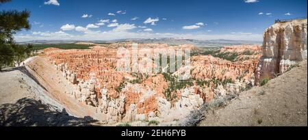 BRYCE CANYON, UT - 26 MAI 2012. Panorama (panoramique) de Bryce point et du parc national de Bryce Canyon, Utah, États-Unis Banque D'Images