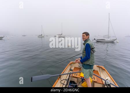 Pêche aux striper dans le port de Camden, Maine, tôt le matin. Banque D'Images