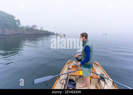 Pêche aux striper dans le port de Camden, Maine, tôt le matin. Banque D'Images