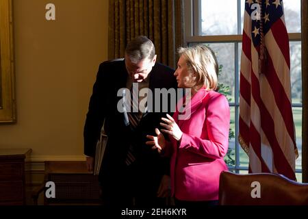 La secrétaire d'État Hillary Rodham Clinton s'entretient avec le conseiller à la sécurité nationale, le général James Jones, dans le Bureau ovale, le 8 mars 2010. Banque D'Images