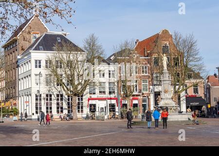 Deventer, pays-Bas - 31 janvier 2021 : vue panoramique du centre-ville du marché central avec la fontaine historique de Wilhelmina dans la ville de Deventer à Overijssel, pays-Bas Banque D'Images