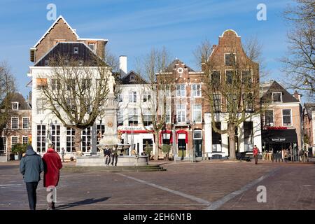 Deventer, pays-Bas - 31 janvier 2021 : vue panoramique du centre-ville du marché central avec la fontaine historique de Wilhelmina dans la ville de Deventer à Overijssel, pays-Bas Banque D'Images