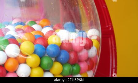 Gommelles colorées dans un distributeur automatique classique, États-Unis. Gommes buble multicolores, distributeur rétro à pièces. Mâcher des bonbons à la gomme comme symbole de l'enfance Banque D'Images