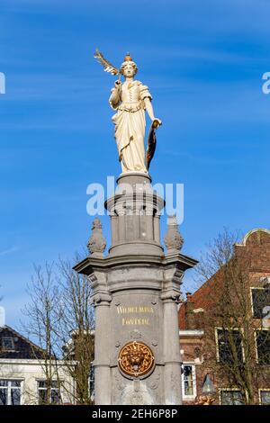 Deventer, pays-Bas - 31 janvier 2021 : Wilhelmina Sculpture, Reine des pays-Bas, au sommet du marché central des fontaines du Deventer à Overijssel, pays-Bas Banque D'Images