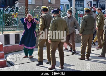 Srinagar, Inde. 19 février 2021. Une femme s'estimant lésée à côté du cercueil du défunt lors d'une cérémonie de pose de couronnes pour les deux policiers qui ont été tués lors d'une attaque militante à Srinagar. Plus tôt, trois militants et un policier ont été tués lors de deux rencontres séparées dans la vallée du Cachemire. Crédit : SOPA Images Limited/Alamy Live News Banque D'Images