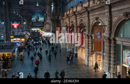 Passagers dans le hall de la gare centrale, Hauptbahnhof, de Francfort-sur-le-main en Allemagne Banque D'Images