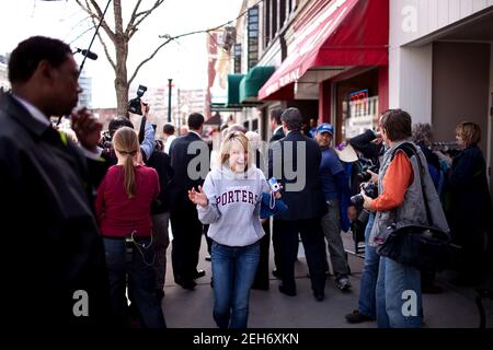 Une jeune femme réagit après avoir vu le président Barack Obama, lors de sa visite à Prairie Lights, une librairie indépendante à Iowa City, Iowa, le 25 mars 2010. Banque D'Images