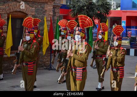 Srinagar, Inde. 19 février 2021. Les policiers de Jammu-et-Cachemire rendent hommage à côté des cercueils du défunt lors d'une cérémonie de pose de couronnes pour les deux policiers qui ont été tués lors d'une attaque militante à Srinagar. Plus tôt, trois militants et un policier ont été tués lors de deux rencontres séparées dans la vallée du Cachemire. Crédit : SOPA Images Limited/Alamy Live News Banque D'Images