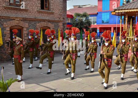 Srinagar, Inde. 19 février 2021. Les policiers de Jammu-et-Cachemire rendent hommage à côté des cercueils du défunt lors d'une cérémonie de pose de couronnes pour les deux policiers qui ont été tués lors d'une attaque militante à Srinagar. Plus tôt, trois militants et un policier ont été tués lors de deux rencontres séparées dans la vallée du Cachemire. Crédit : SOPA Images Limited/Alamy Live News Banque D'Images