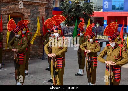 Srinagar, Inde. 19 février 2021. Les policiers de Jammu-et-Cachemire rendent hommage à côté des cercueils du défunt lors d'une cérémonie de pose de couronnes pour les deux policiers qui ont été tués lors d'une attaque militante à Srinagar. Plus tôt, trois militants et un policier ont été tués lors de deux rencontres séparées dans la vallée du Cachemire. Crédit : SOPA Images Limited/Alamy Live News Banque D'Images