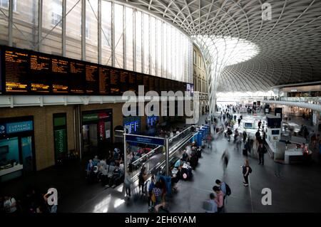 Londres, Angleterre 2 juillet 2019: Gare de Kings Cross St Pancras avec une foule de voyageurs.terminal ferroviaire principal pour les départs de train Eurostar de Londres à t Banque D'Images