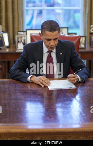 Le président Barack Obama remplit son formulaire de recensement de 2010 dans le Bureau ovale, le 29 mars 2010. Banque D'Images