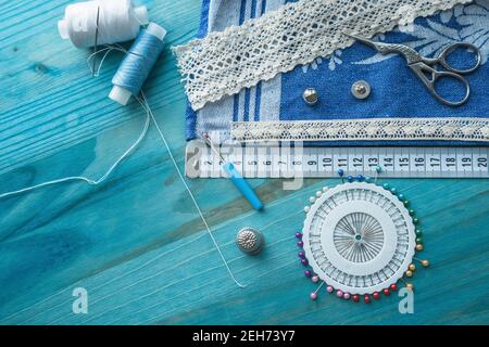 vue d'en haut sur les aiguilles colorées pour la dégustation et accessoires de couture Banque D'Images