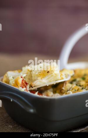 chou-fleur cuit avec filet de poulet et légumes nappés de fromage dans un moule en céramique Banque D'Images