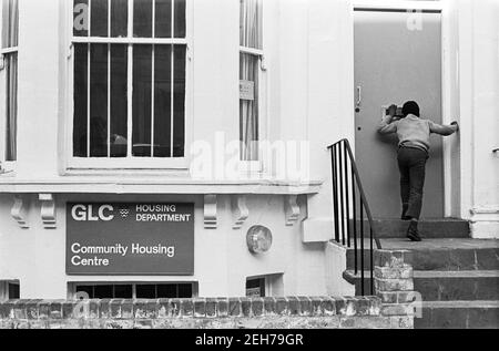 Royaume-Uni, West London, Notting Hill, 1973. Les grandes maisons de quatre étages en ruine et en ruine commencent à être restaurées et redécorées. Greater London Council Housing Department - Community Housing Centre pour les populations locales. Banque D'Images