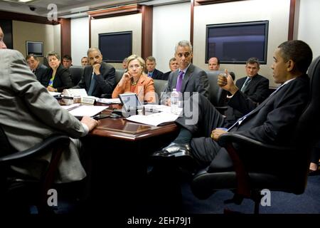 Le président Barack Obama rencontre des responsables de l'administration sur la tentative de bombardement de voitures de Times Square lors d'un briefing sur la menace terroriste dans la salle de situation de la Maison Blanche, le 4 mai 2010. De gauche à droite, le général James Jones, conseiller à la sécurité nationale, le directeur de la CIA Leon Panetta, la secrétaire à la sécurité intérieure Janet Napolitano, le procureur général Eric Holder, la secrétaire d'État Hillary Clinton et le chef de cabinet Rahm Emanuel. Banque D'Images