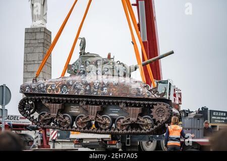 La deuxième Guerre mondiale Sherman M4 Monument commémoratif du réservoir en cours de livraison Et soulevé par la grue Arromanches Gold Beach Omaha pour le 75e débarquement Normandie Banque D'Images