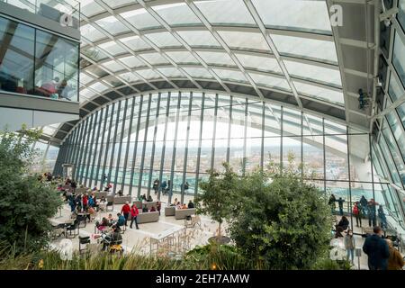 Walkie Talkie London à l'intérieur du jardin du ciel au dernier étage contemporain restaurant sur le toit avec les touristes manger de boire et de manger dans le moderne gratte-ciel Banque D'Images
