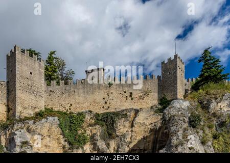 Un aperçu des anciens murs défensifs de la République De Saint-Marin sur le sommet de la montagne de Monte Titano Banque D'Images