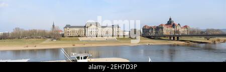 Vue panoramique depuis la terrasse de Brühl vers la rive Neustadt de l'Elbe avec le pont Carola et le complexe ministériel à Dresde, Saxe, Allemagne. Banque D'Images