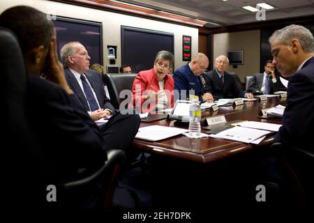 Le président Barack Obama rencontre plusieurs membres du Cabinet et de hauts responsables de l'administration, dont, de gauche à droite, John Brennan, secrétaire à la sécurité intérieure et au contre-terrorisme, Janet Napolitano, secrétaire à la sécurité intérieure, Admiral Thad W. Allen, commandant de la Garde côtière des États-Unis, Ken Salazar, secrétaire à l'énergie Steven Chu, Peter Orszag, directeur de la gestion et du budget, et Rahm Emanuel, chef d'état-major, dans la salle de situation de la Maison Blanche, pour examiner les efforts de BP visant à arrêter la fuite de pétrole dans le golfe du Mexique, le 10 mai 2010. La réunion Banque D'Images