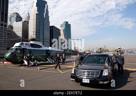 Le président Barack Obama marche d'un marin à sa voiture à la zone d'atterrissage de Wall Street à New York, N.Y., 13 mai 2010. Banque D'Images