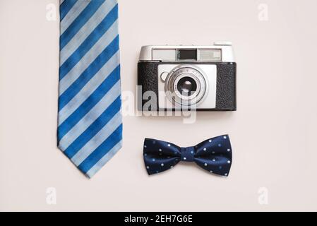 Happy Pather's Day.Tie, noeud papillon et appareil photo rétro sur fond beige Banque D'Images